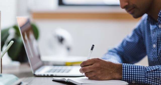 Person nimmt am Online-Kurs teil