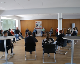 In einem capito Seminar sitzen mehrere Teilnehmende in einer Gesprächsrunde.