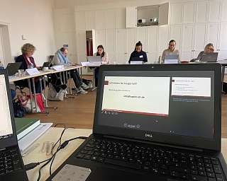 Hier arbeiten Menschen im Seminar Bürgernah mitgedacht an ihren Übersetzungen