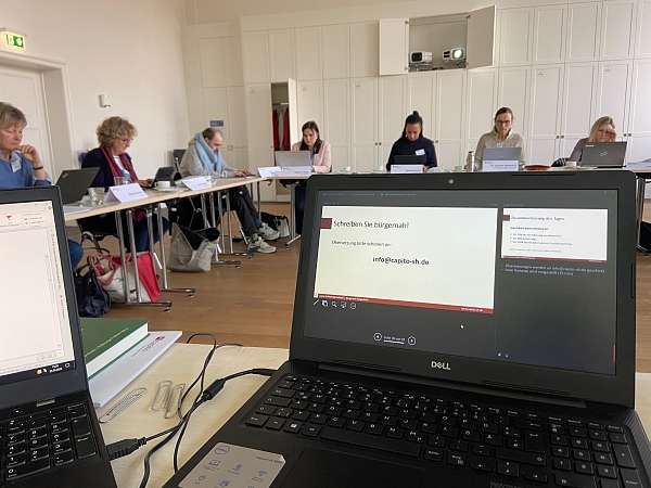Hier sitzen Teilnehmende im Seminar-Raum und übersetzen Texte in die SprachstufeB1.