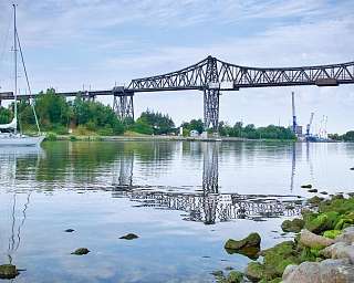 Dies ist die Rader Hochbrücke bei Rendsburg. Dort hat die Diakonie Schleswig-Holstein ihren Sitz.